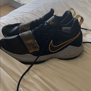 paul george’s basketball shoes great condition